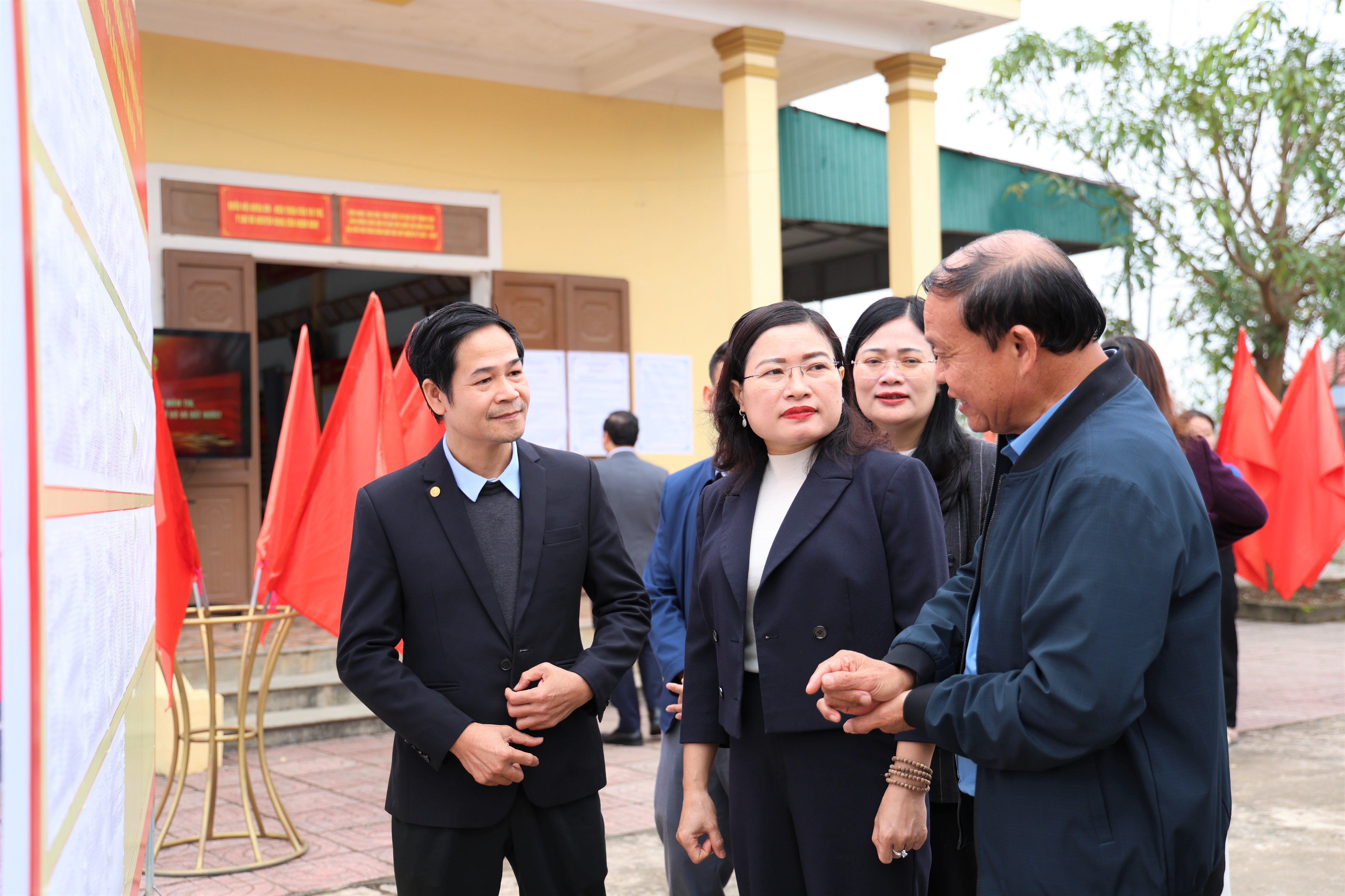 PCT UBND tỉnh Nguyễn Thị Nguyệt đánh giá cao công tác chuẩn bị bầu cử tại xã Toàn Lưu