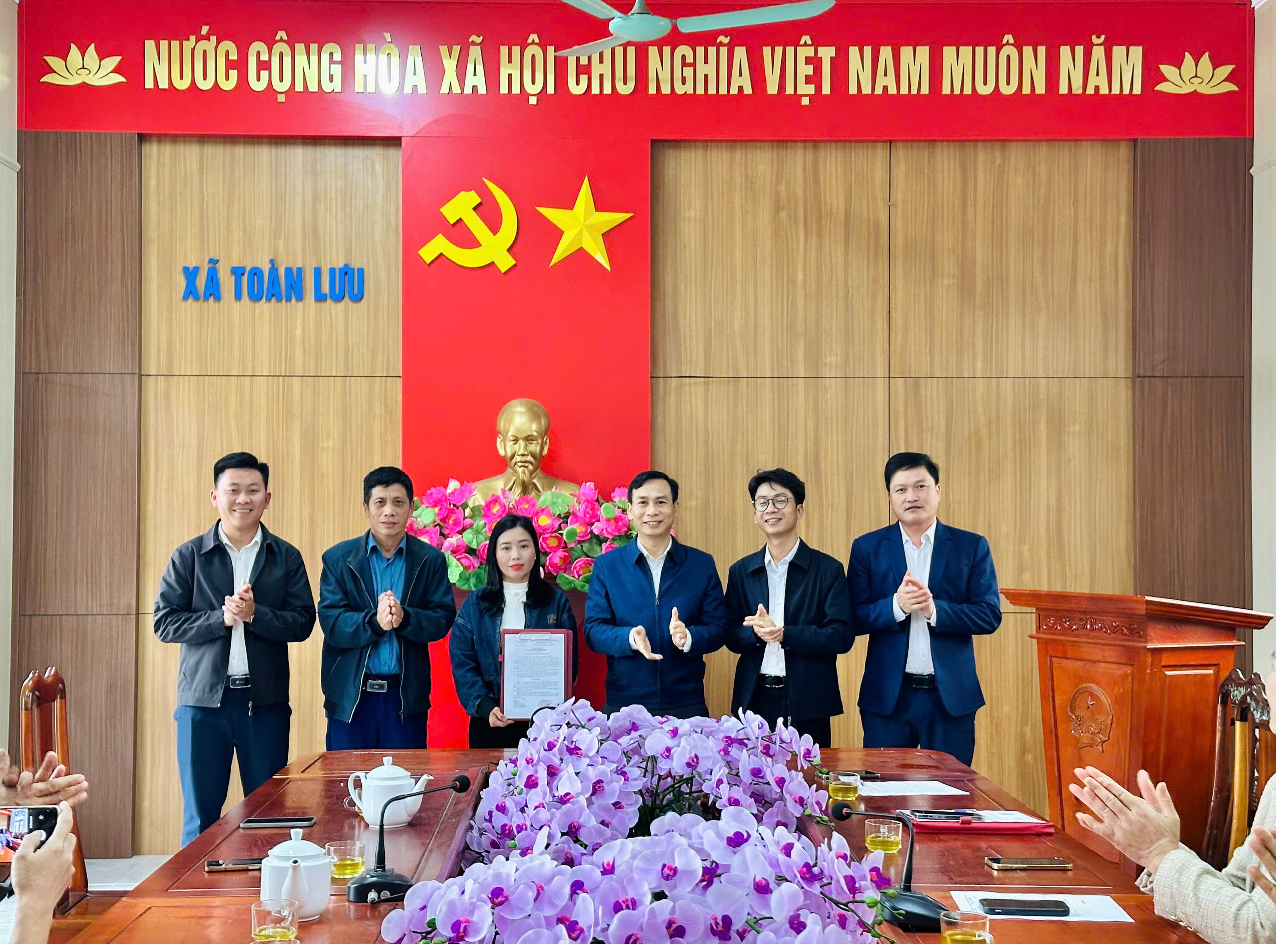 Toàn Lưu tiếp nhận viên chức trạm y tế biệt phái về làm việc tại UBND xã 