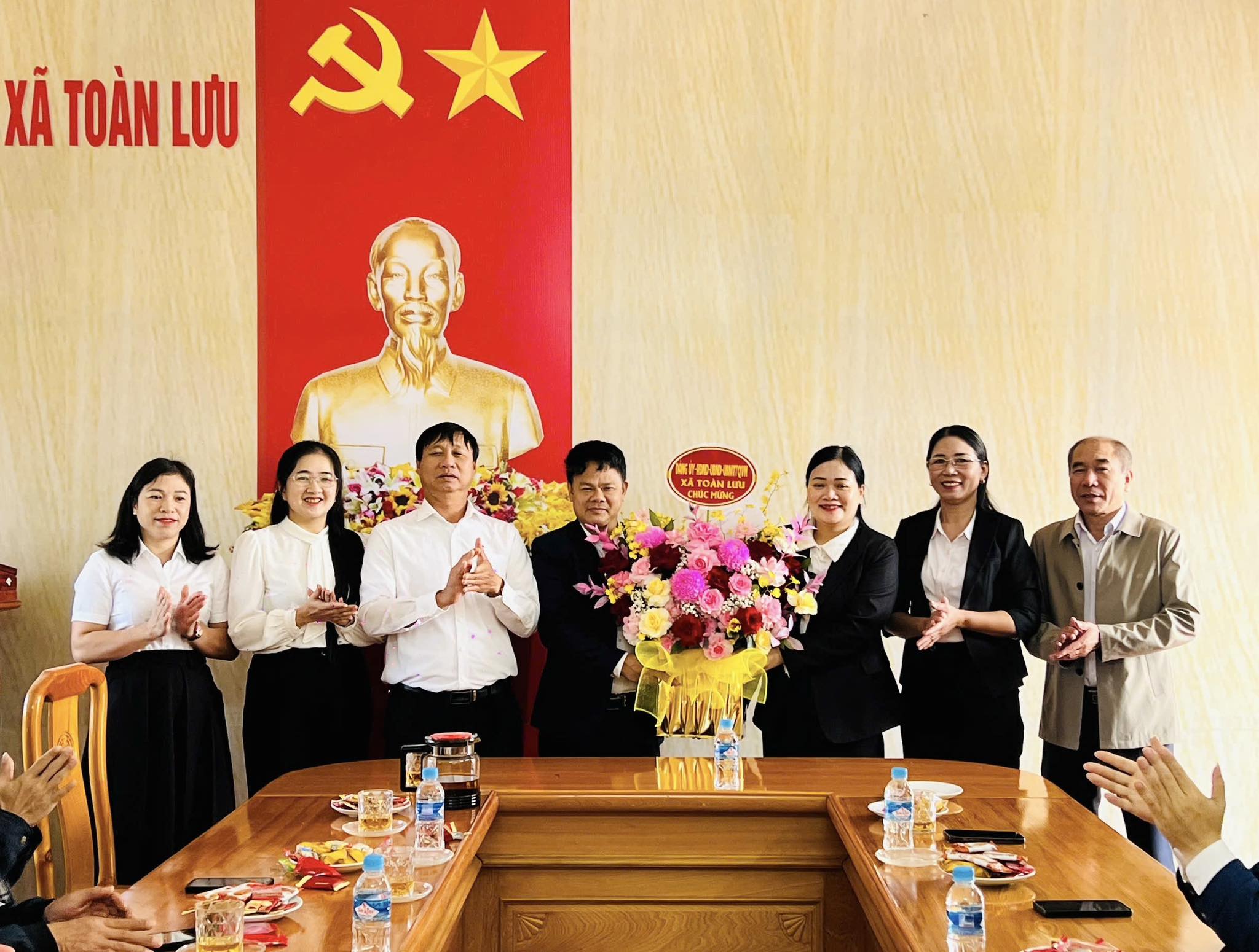 Lãnh đạo đảng ủy, HĐND, UBND và các phòng chuyên môn tặng hoa chúc mừng ngày 18/11