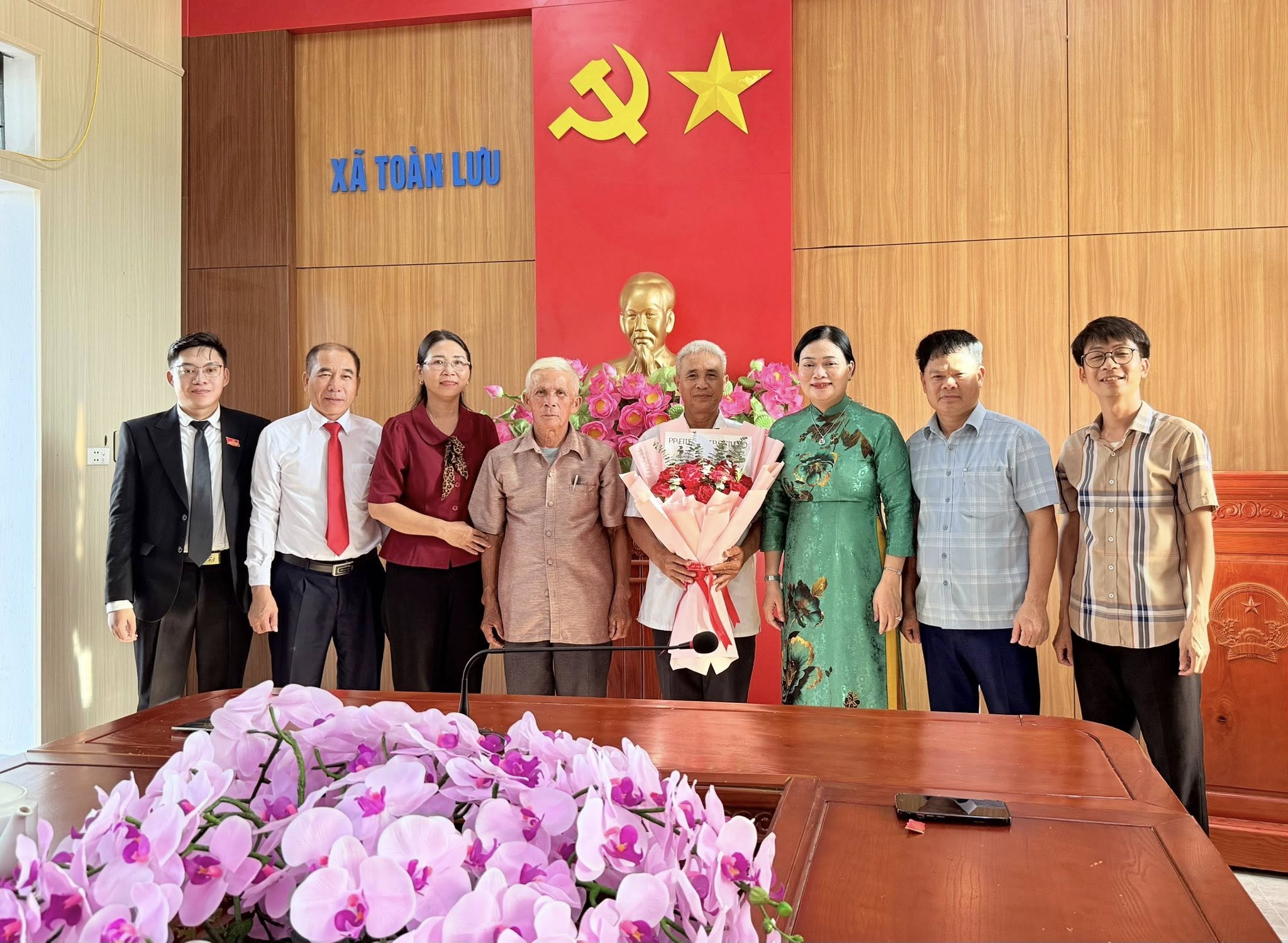 Lãnh đạo xã Toàn Lưu chúc mừng Hội Người cao tuổi trên địa bàn