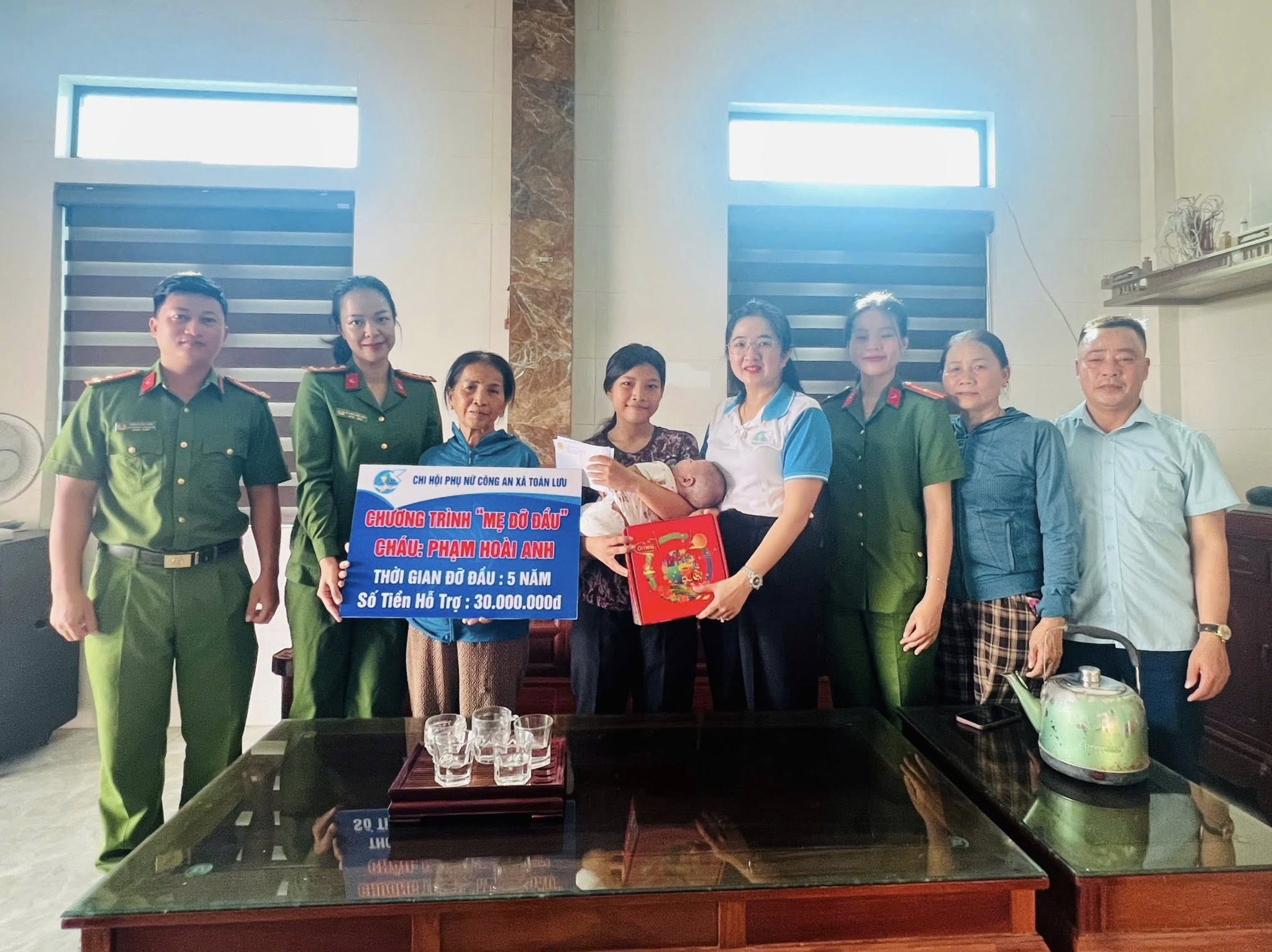 Hội Liên hiệp Phụ nữ xã phối hợp với Chi hội Phụ nữ Công an nhận đỡ đầu cháu bé có hoàn cảnh khó khăn trong dịp Tết Trung thu