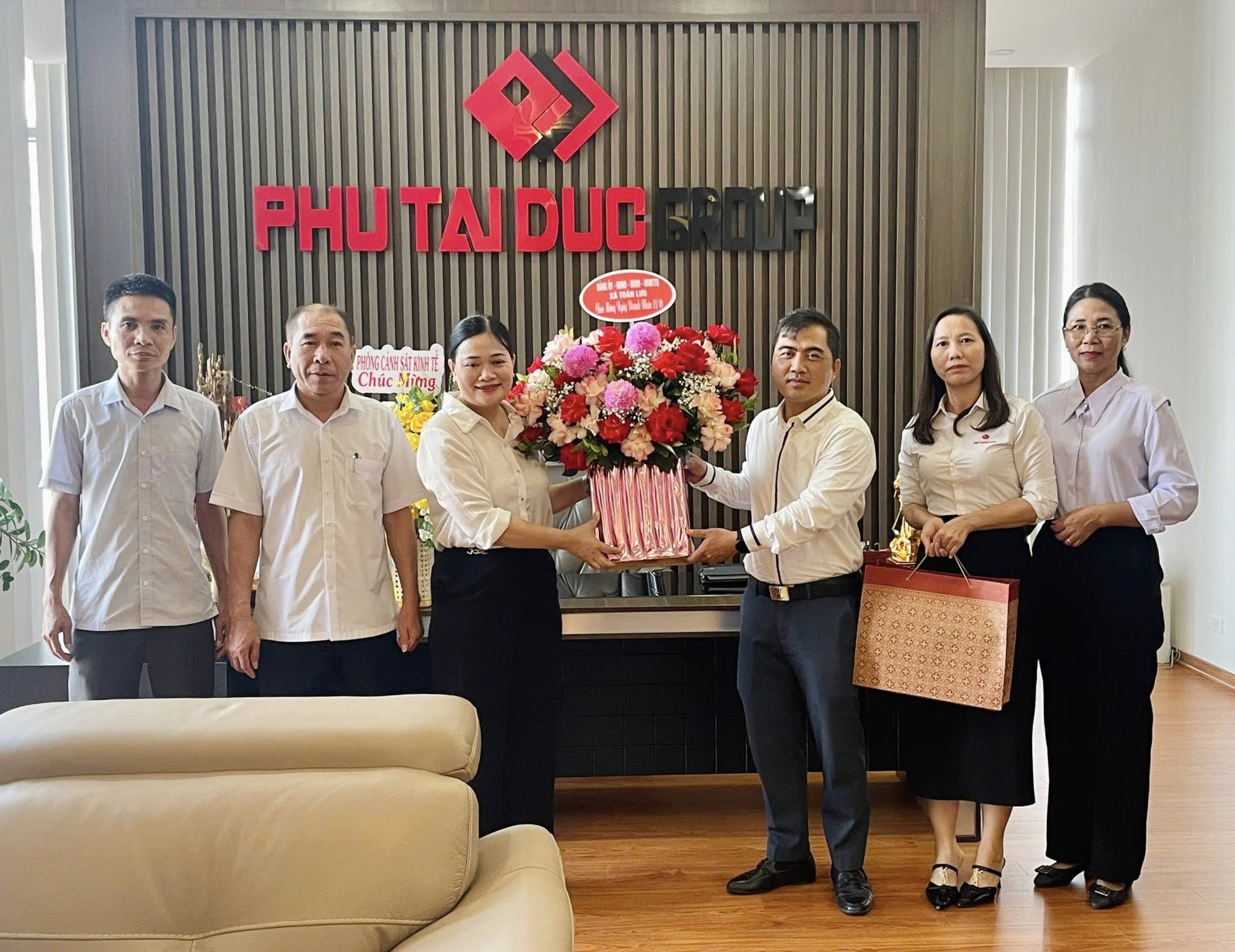 Xã Toàn Lưu tặng hoa, chúc mừng Ngày Doanh nhân Việt Nam 13/10