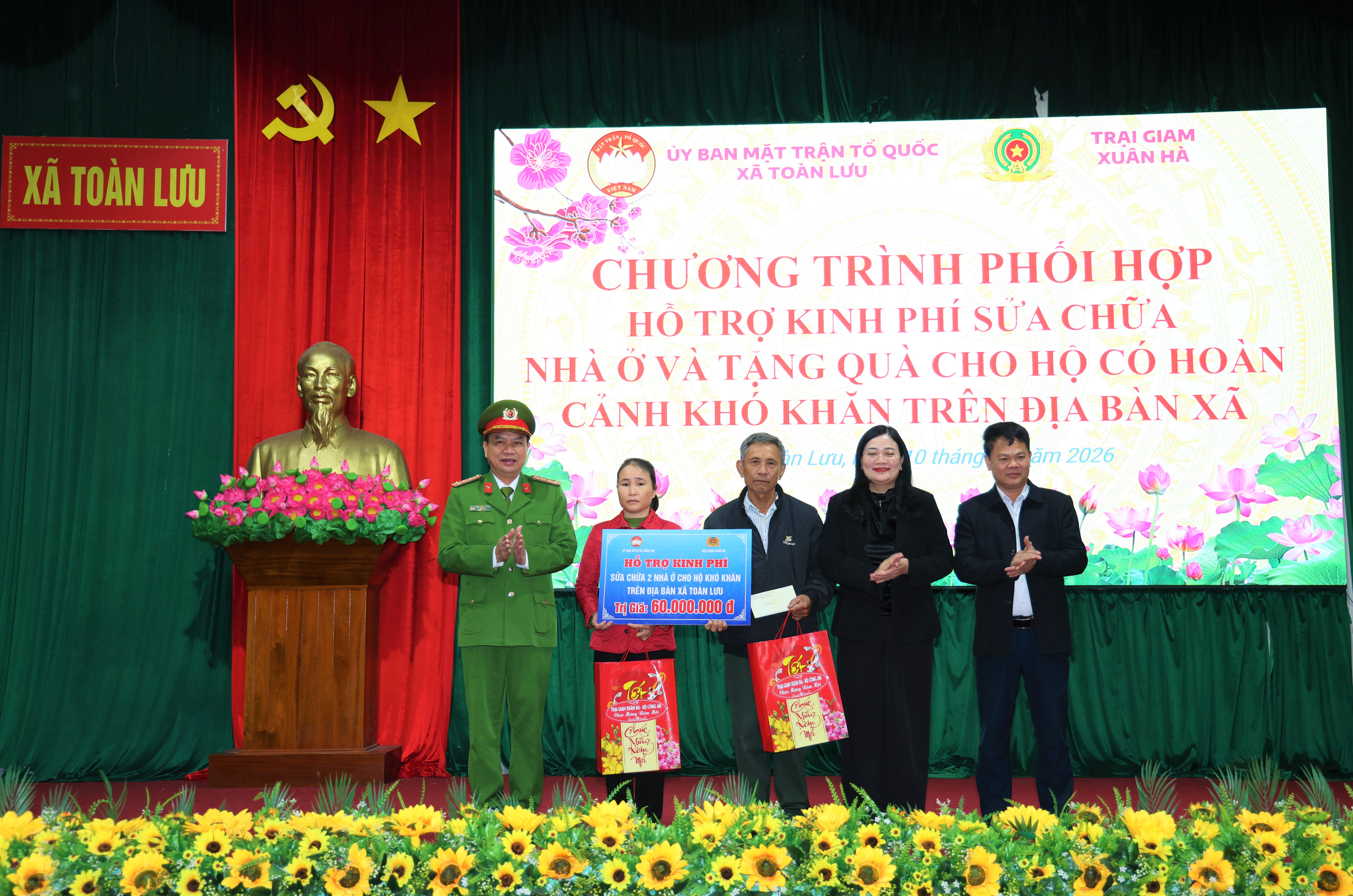 TRAO 100 SUẤT QUÀ TẾT CHO HỘ NGHÈO, CẬN NGHÈO Ở XÃ TOÀN LƯU