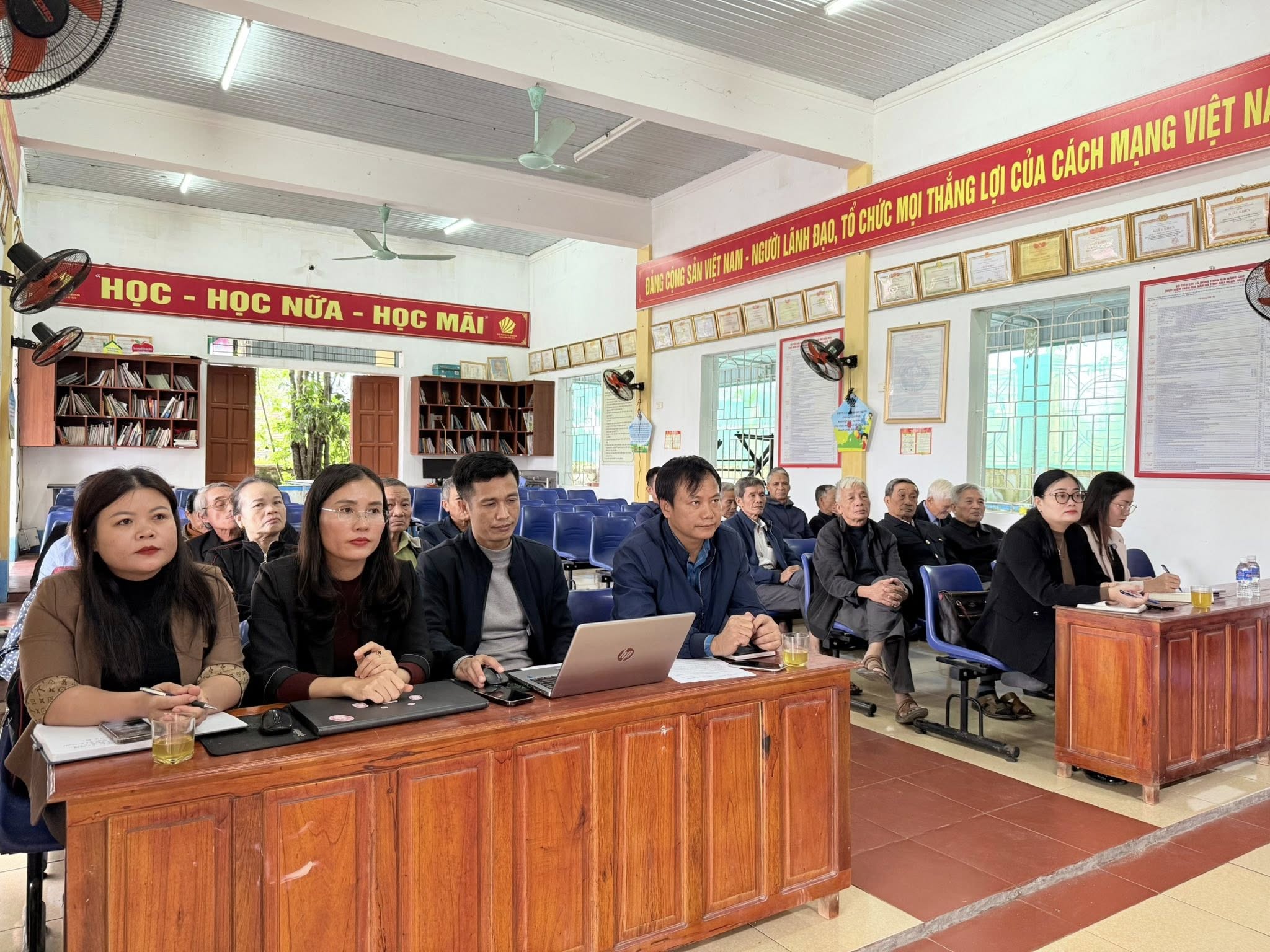 Các Chi bộ thôn trên địa bàn xã Toàn Lưu tổ chức Sinh hoạt thường kỳ tháng 11/2025