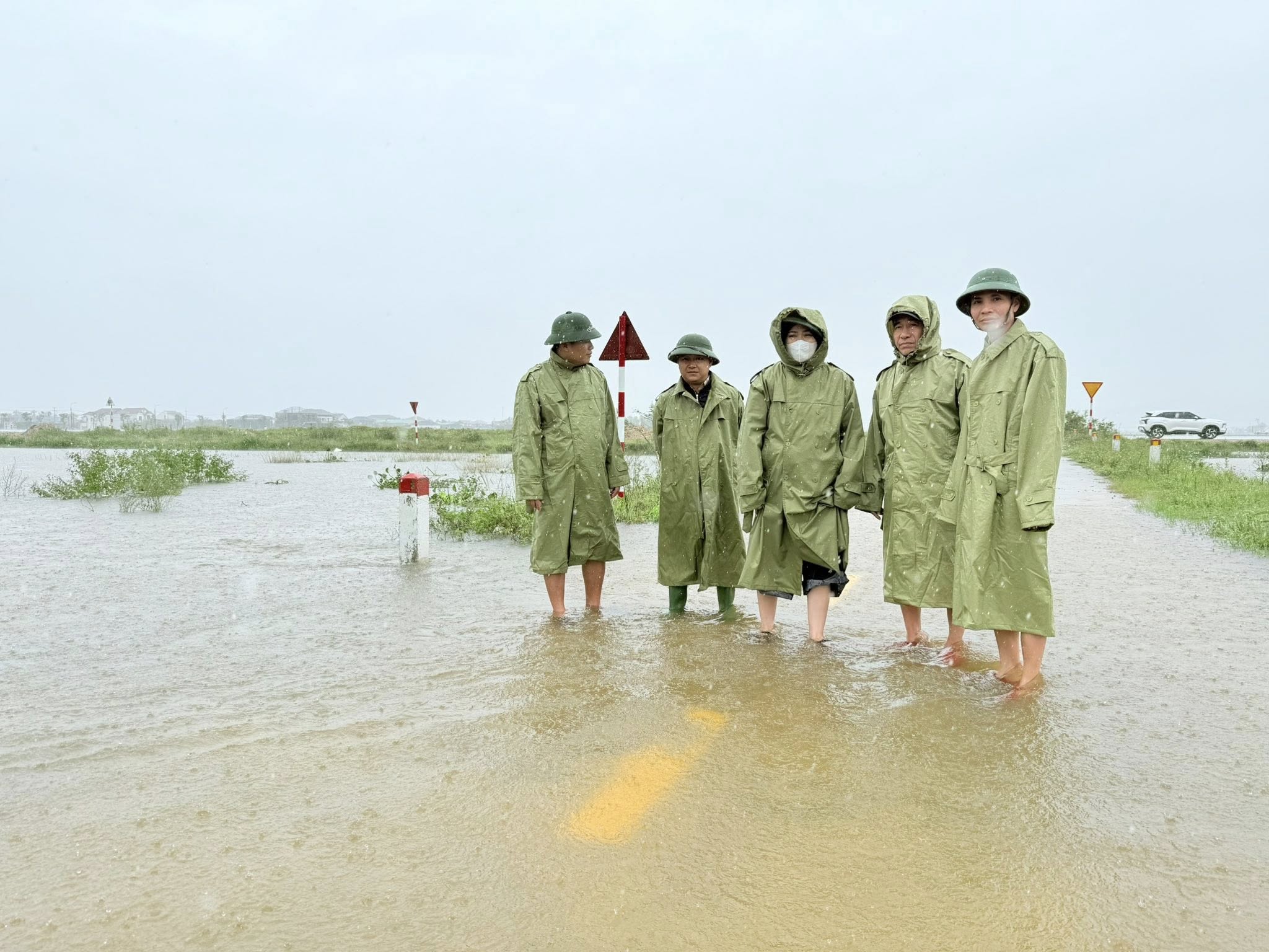 Cấp ủy, chính quyền xã Toàn Lưu kiểm tra công tác ứng phó mưa lũ trên địa bàn