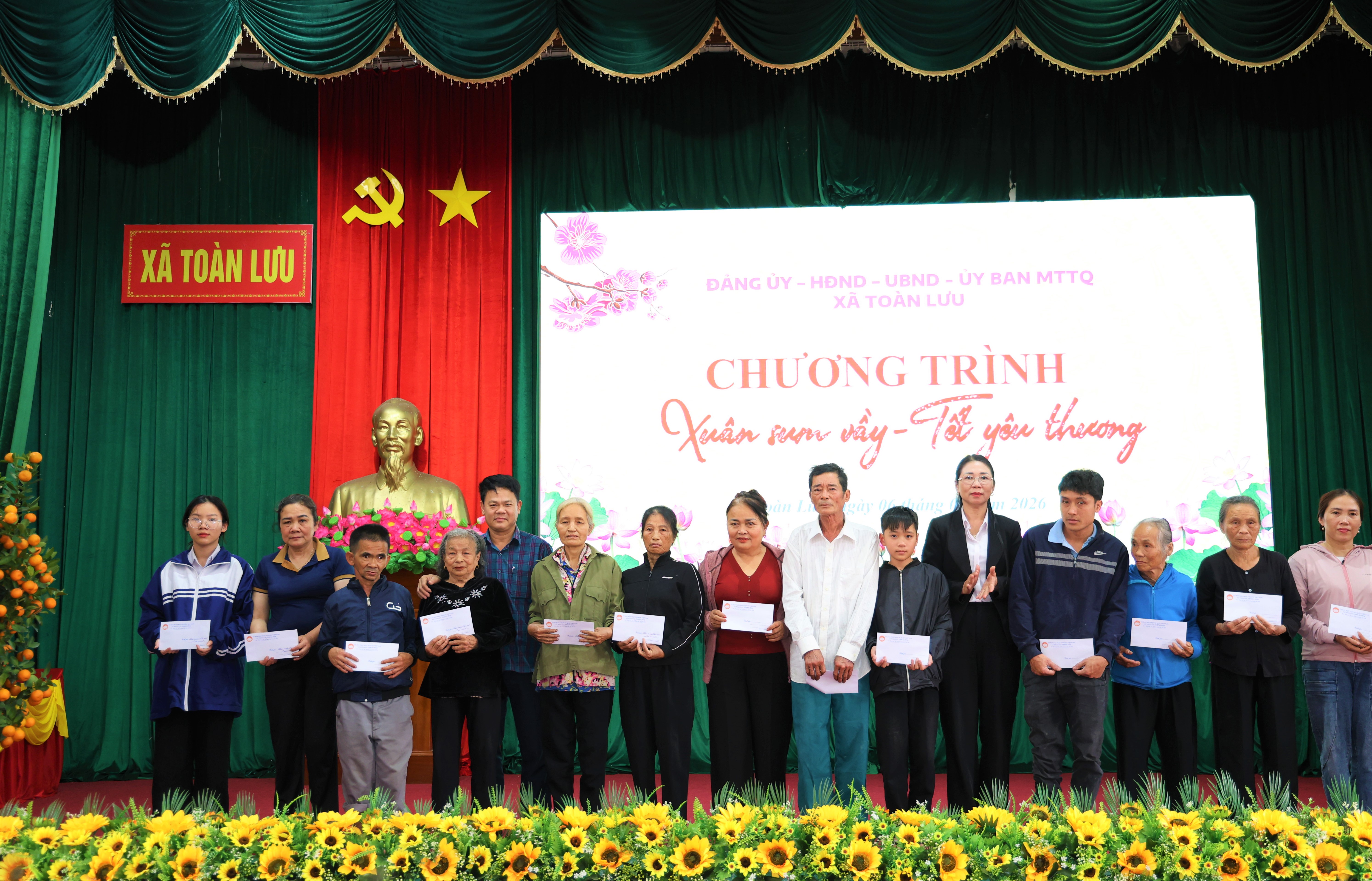 Xã Toàn Lưu trao 247 suất quà Tết, sẻ chia yêu thương đến người nghèo