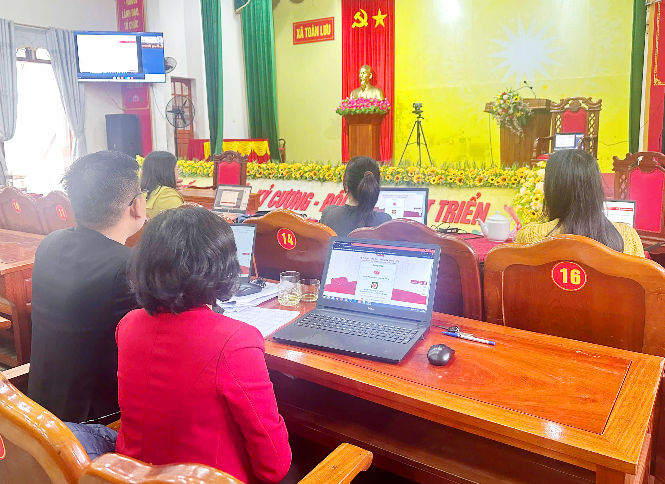 Xã Toàn Lưu đẩy mạnh công tác chuyển đổi số trong công tác Đảng - triển khai hệ thống theo dõi thực hiện Nghị quyết Trung ương