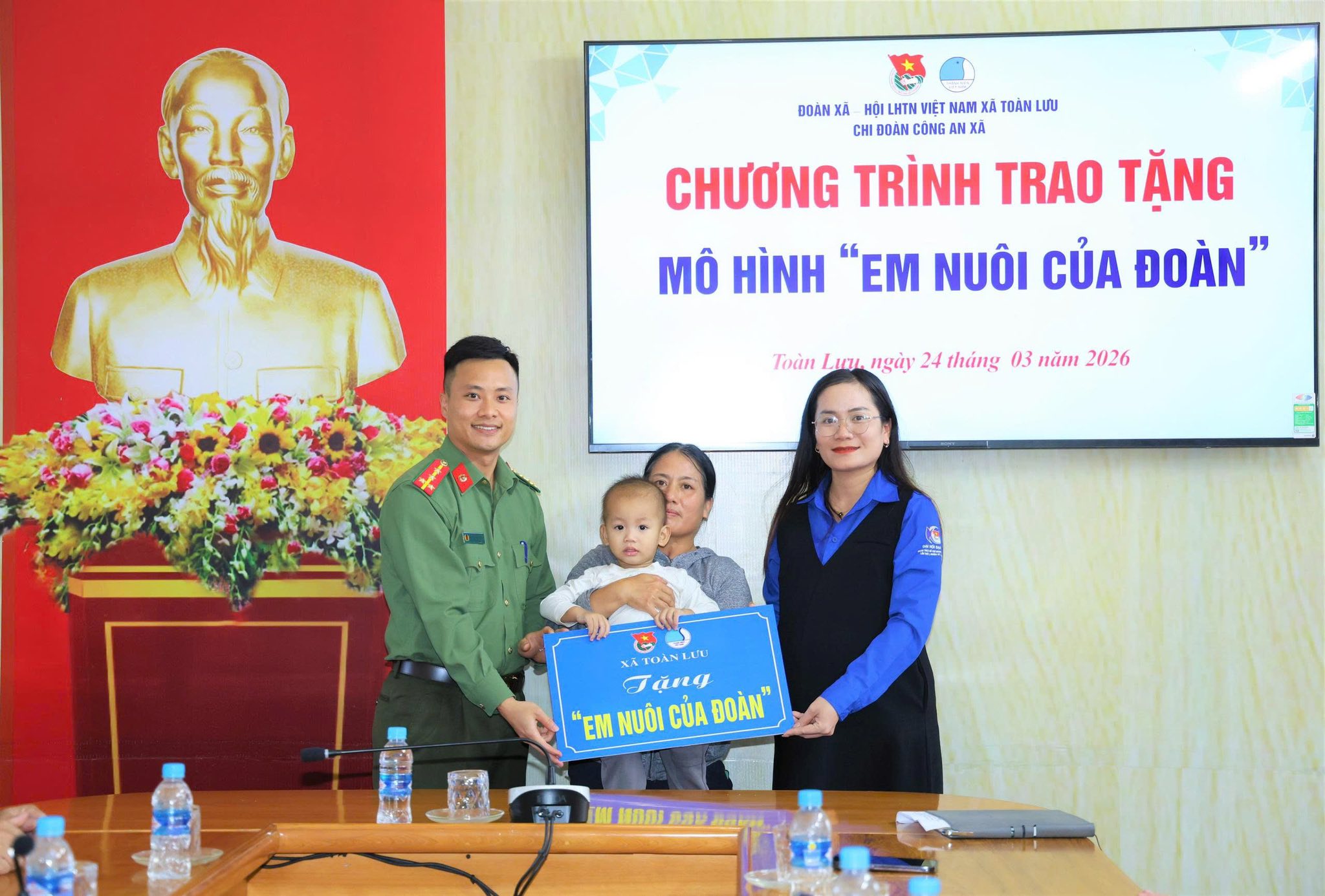 RA MẮT MÔ HÌNH EM NUÔI CỦA ĐOÀN Ở XÃ TOÀN LƯU 