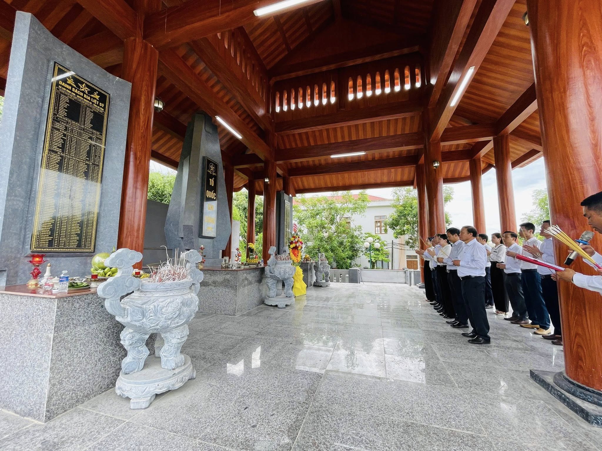 Đoàn lãnh đạo xã Toàn Lưu thắp hương báo cáo việc sắp xếp đơn vị hành chính, tổ chức bộ máy mới đi vào vận hành