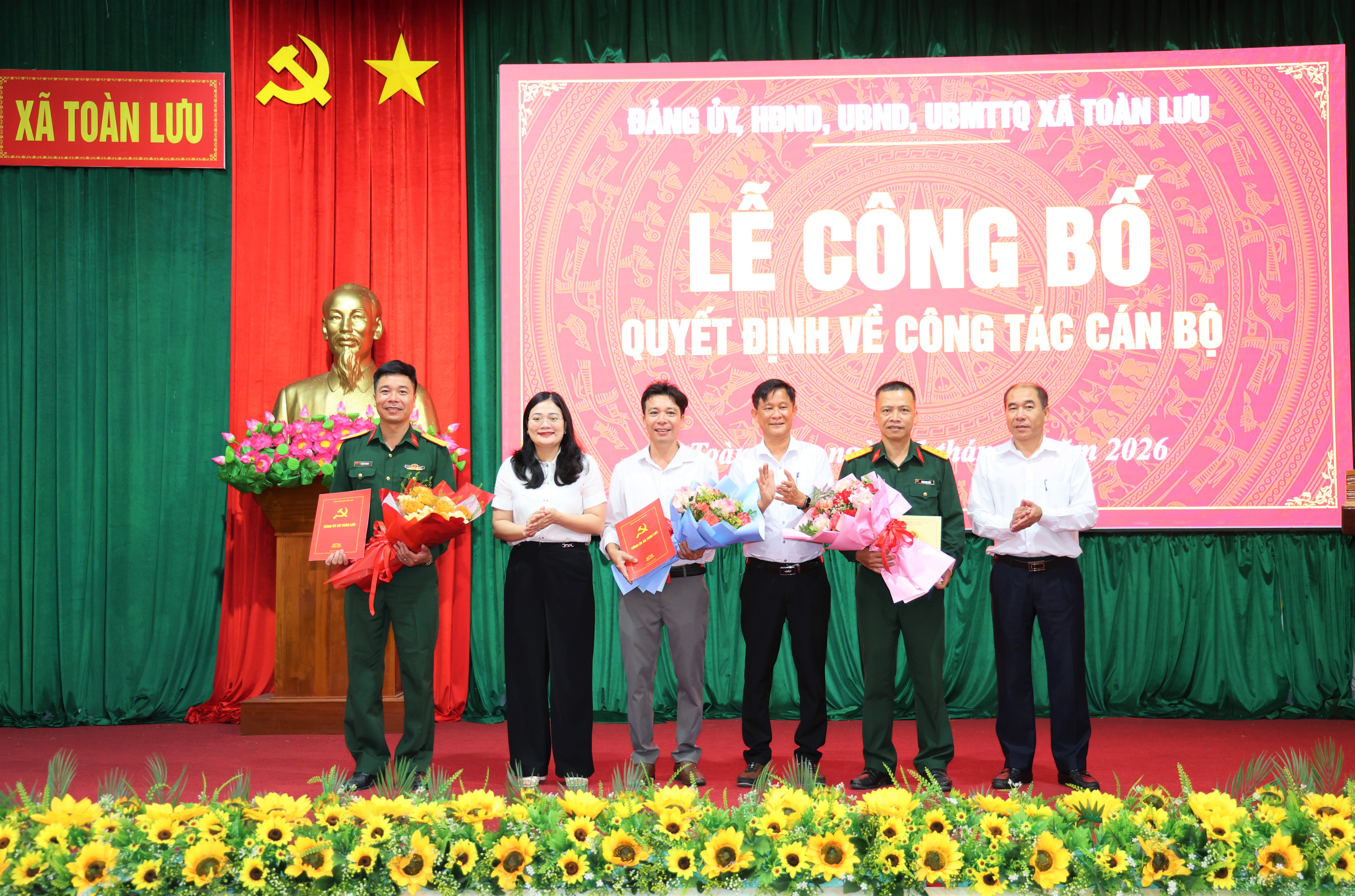 XÃ TOÀN LƯU CÔNG BỐ CÁC QUYẾT ĐỊNH VỀ CÔNG TÁC CÁN BỘ