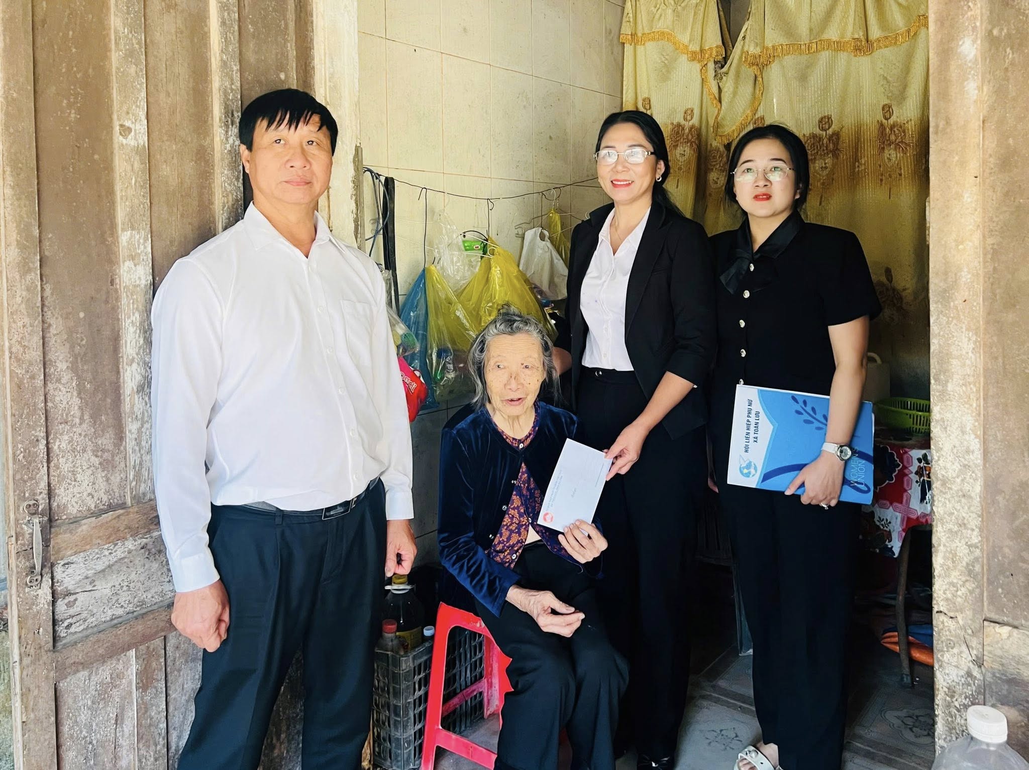 Ủy ban MTTQ Việt Nam xã trao quà cho các hộ gia đình có hoàn cảnh khó khăn