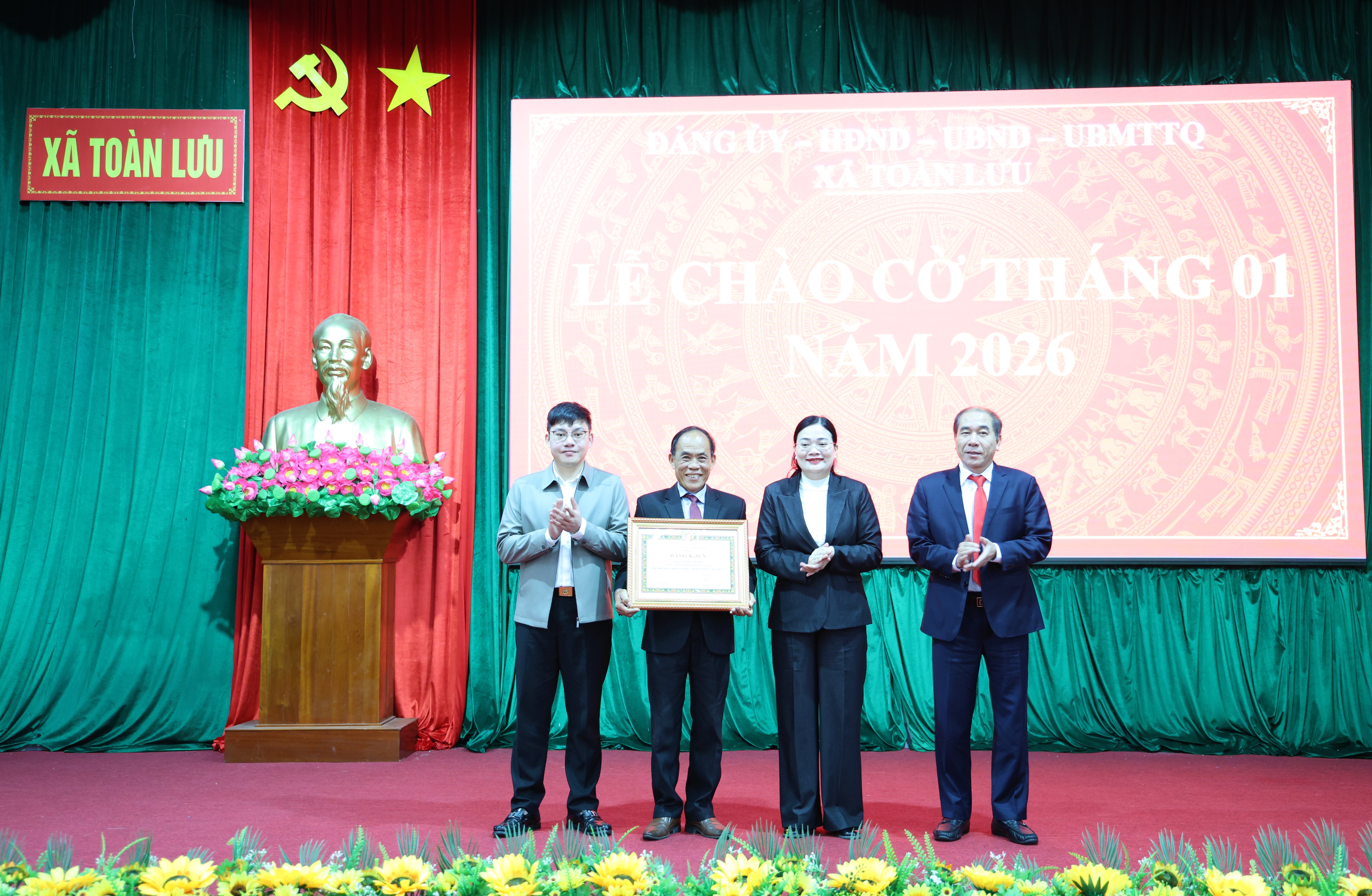 Xã Toàn Lưu trao thưởng nhiều danh hiệu tại Lễ chào cờ tháng 1 năm 2026 