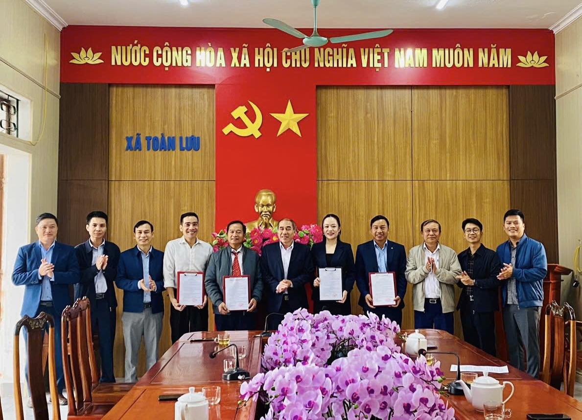 Xã Toàn Lưu bố trí tiếp nhận 4 viên chức về Trung tâm Dịch vụ tổng hợp