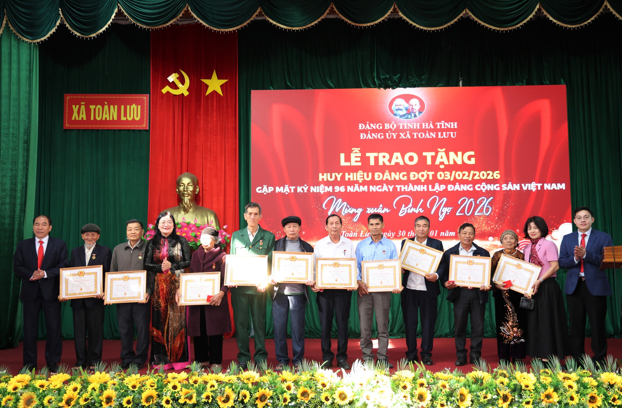 Xã Toàn Lưu trao huy hiệu Đảng, gặp mặt kỷ niệm 96 năm ngày thành lập Đảng