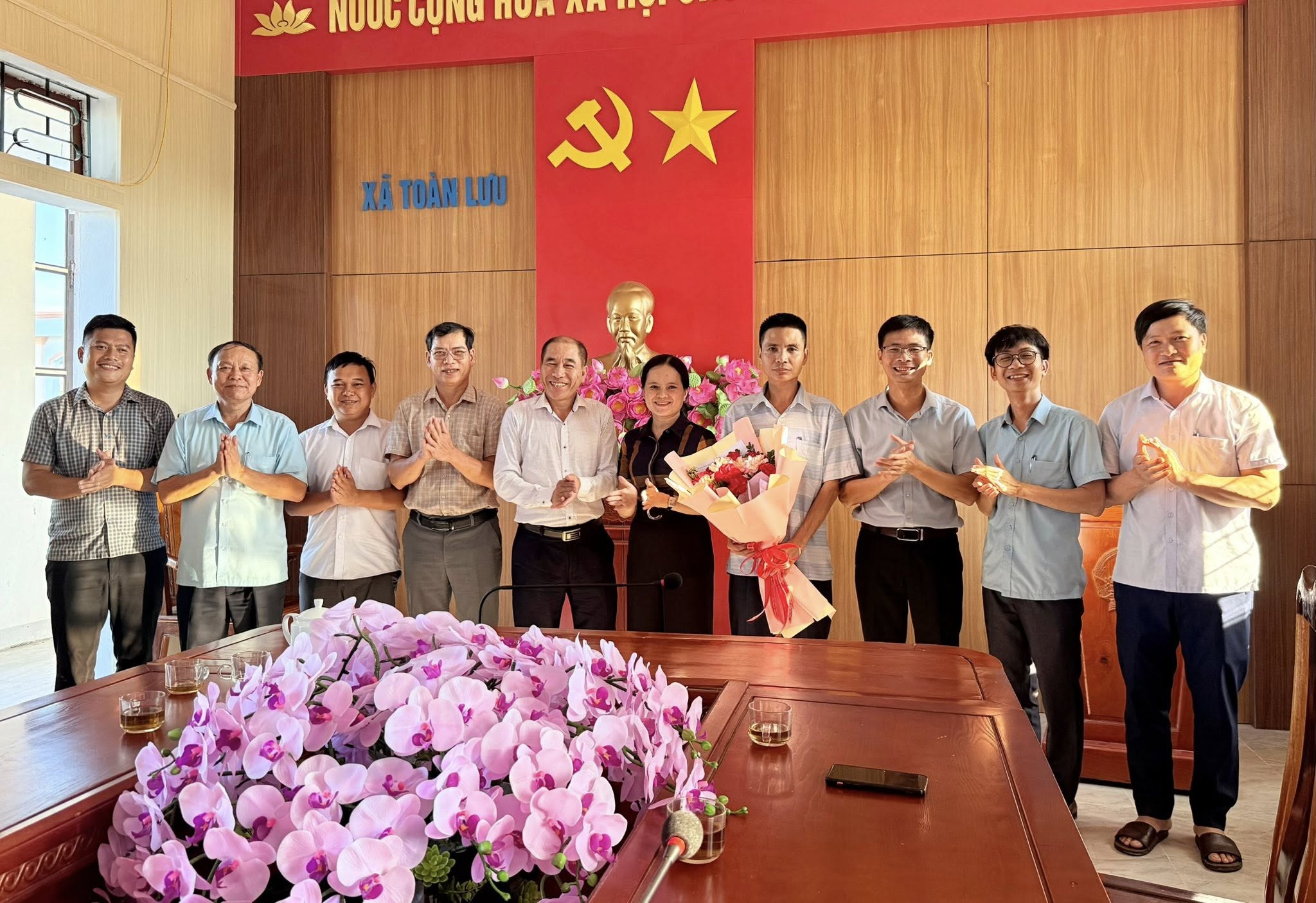 Chúc mừng tập thể cán bộ, công chức Phòng Kinh tế nhân dịp kỷ niệm Ngày Truyền thống ngành Quản lý Đất đai Việt Nam (3/10)