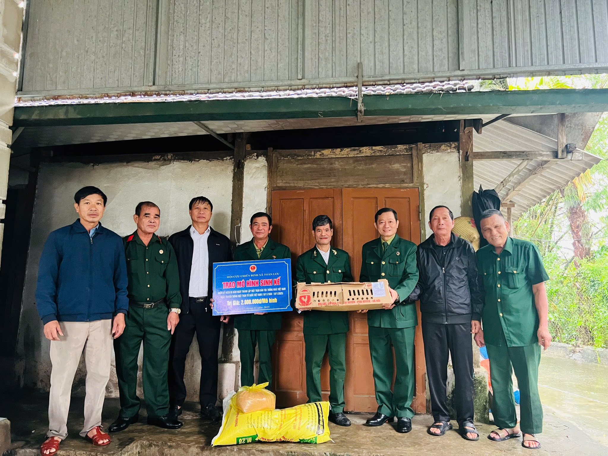 Hội Cựu chiến binh xã Toàn Lưu trao tặng mô hình sinh kế cho hộ nghèo, hộ cận nghèo