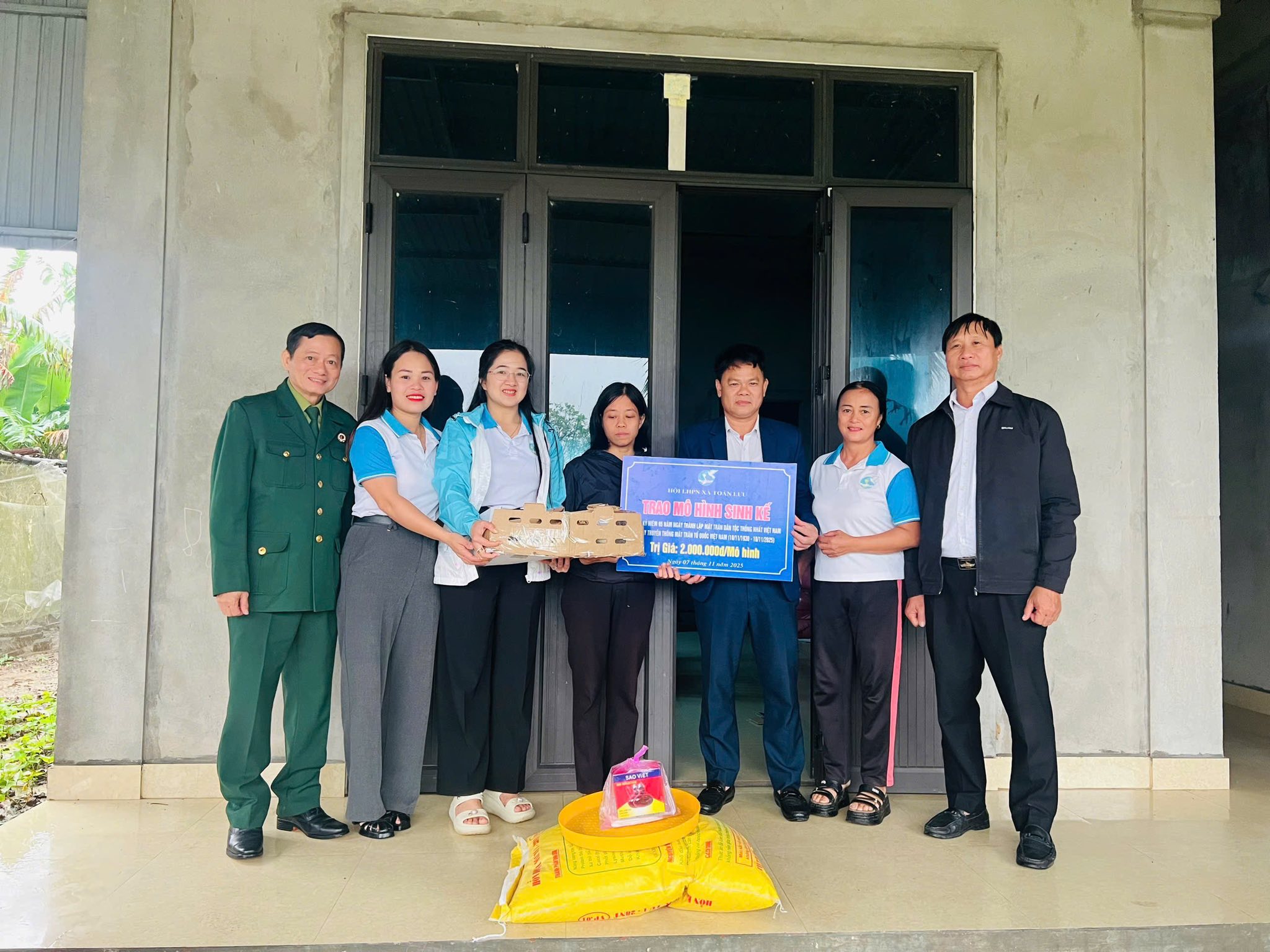 Hội Liên hiệp Phụ nữ xã Toàn Lưu trao tặng mô hình sinh kế cho các hộ nghèo, hộ cận nghèo trên địa bàn