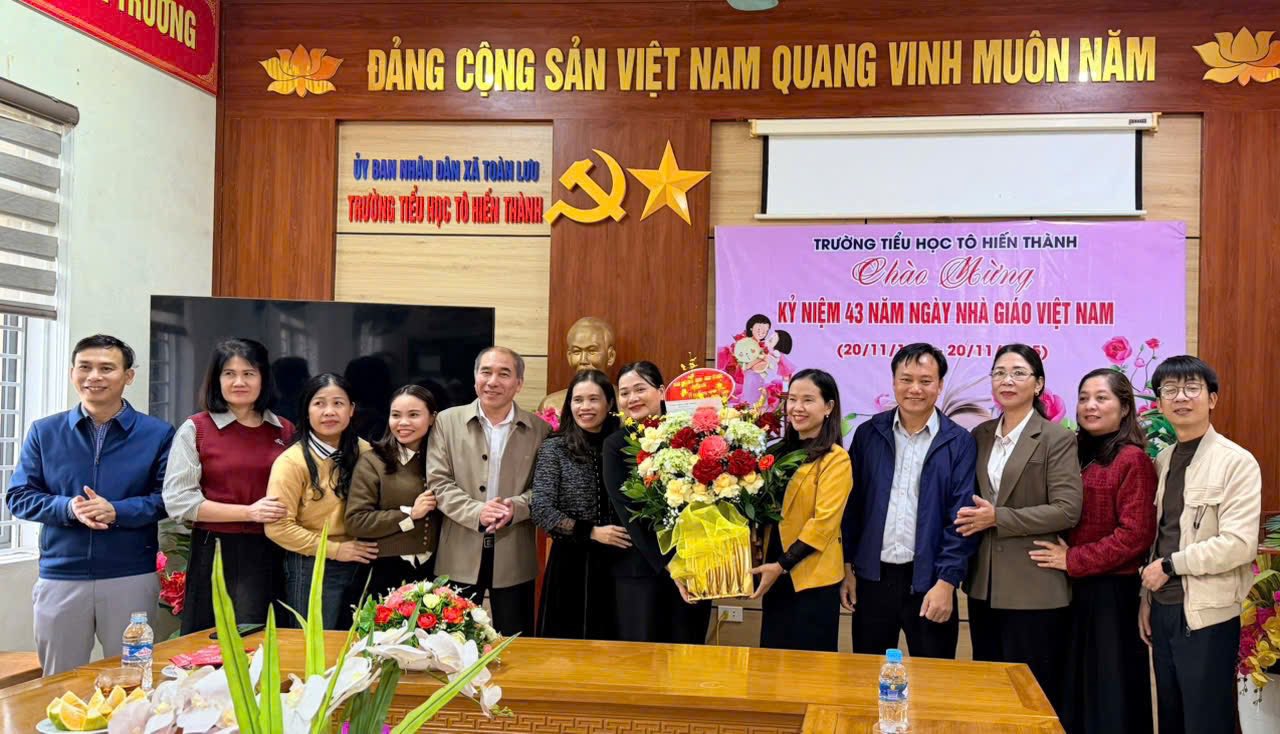 Lãnh đạo xã Toàn Lưu chúc mừng các nhà trường nhân kỷ niệm Ngày Nhà giáo Việt Nam 20/11