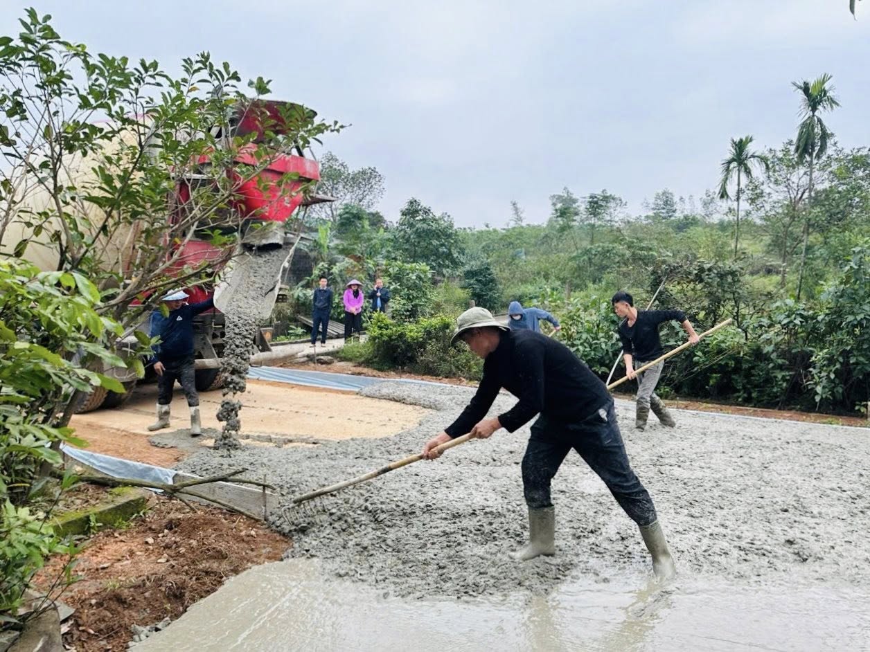 Thôn Song Hoành và thôn Kim Sơn ra quân đổ đường, đổ kênh mương phục vụ xây dựng Nông thôn mới