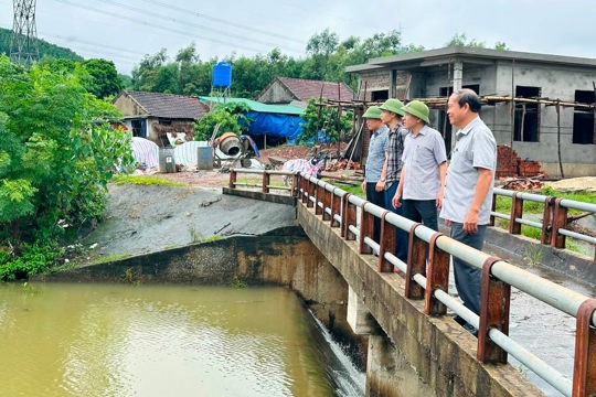 Lãnh đạo xã Toàn Lưu kiểm tra các công trình Hồ đập và tại các vùng thấp trũng 
