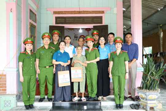 Thăm hỏi, tặng quà tri ân những hy sinh thầm lặng của các mẹ, các vợ liệt sĩ ở xã Toàn Lưu 