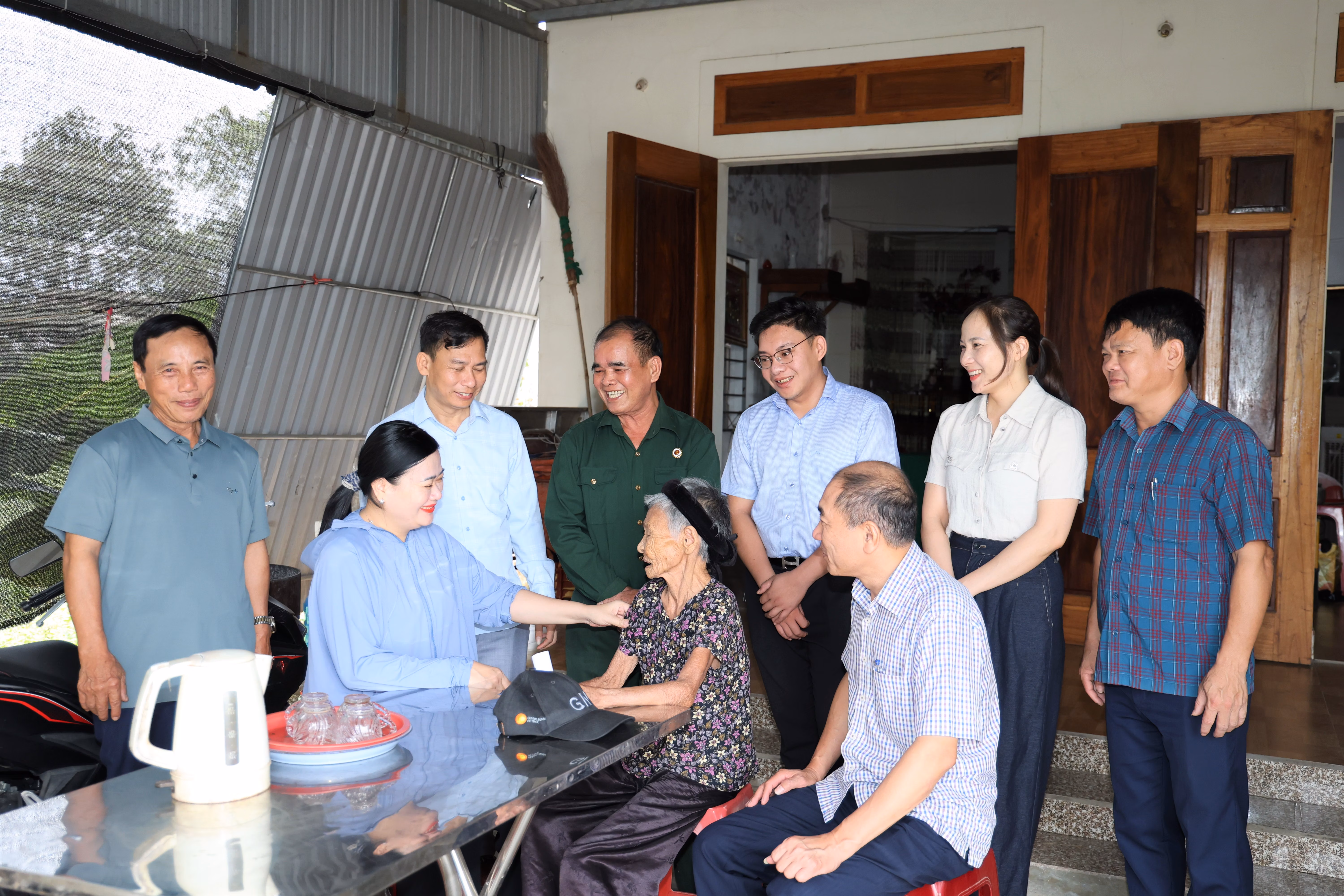 Thường trực Đảng ủy thăm hỏi, tặng quà 12 cụ trên 100 tuổi tại xã Toàn Lưu 