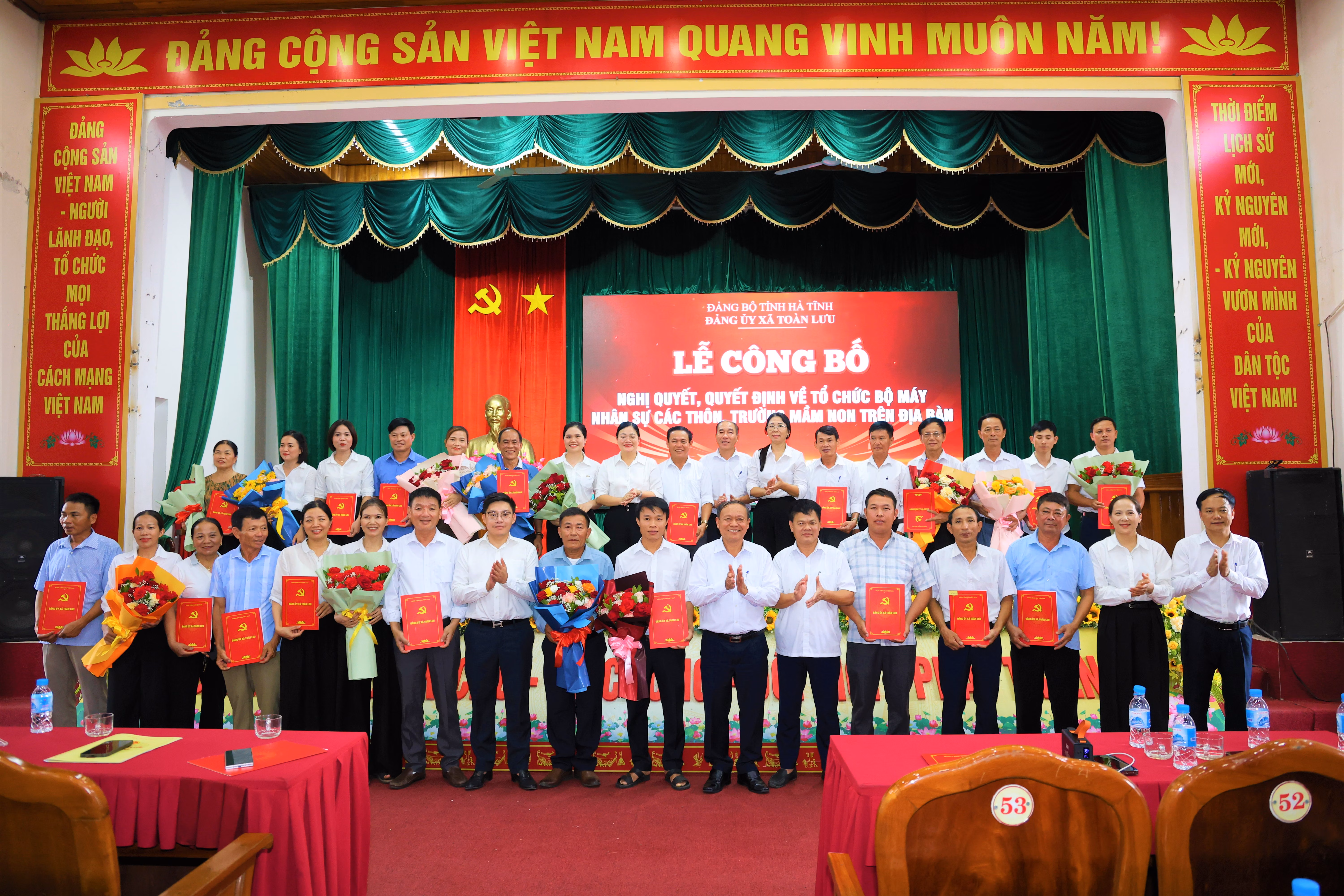 Toàn Lưu công bố các Quyết định thành lập chi bộ 11 thôn mới, 02 trường Mầm non sau sáp nhập 