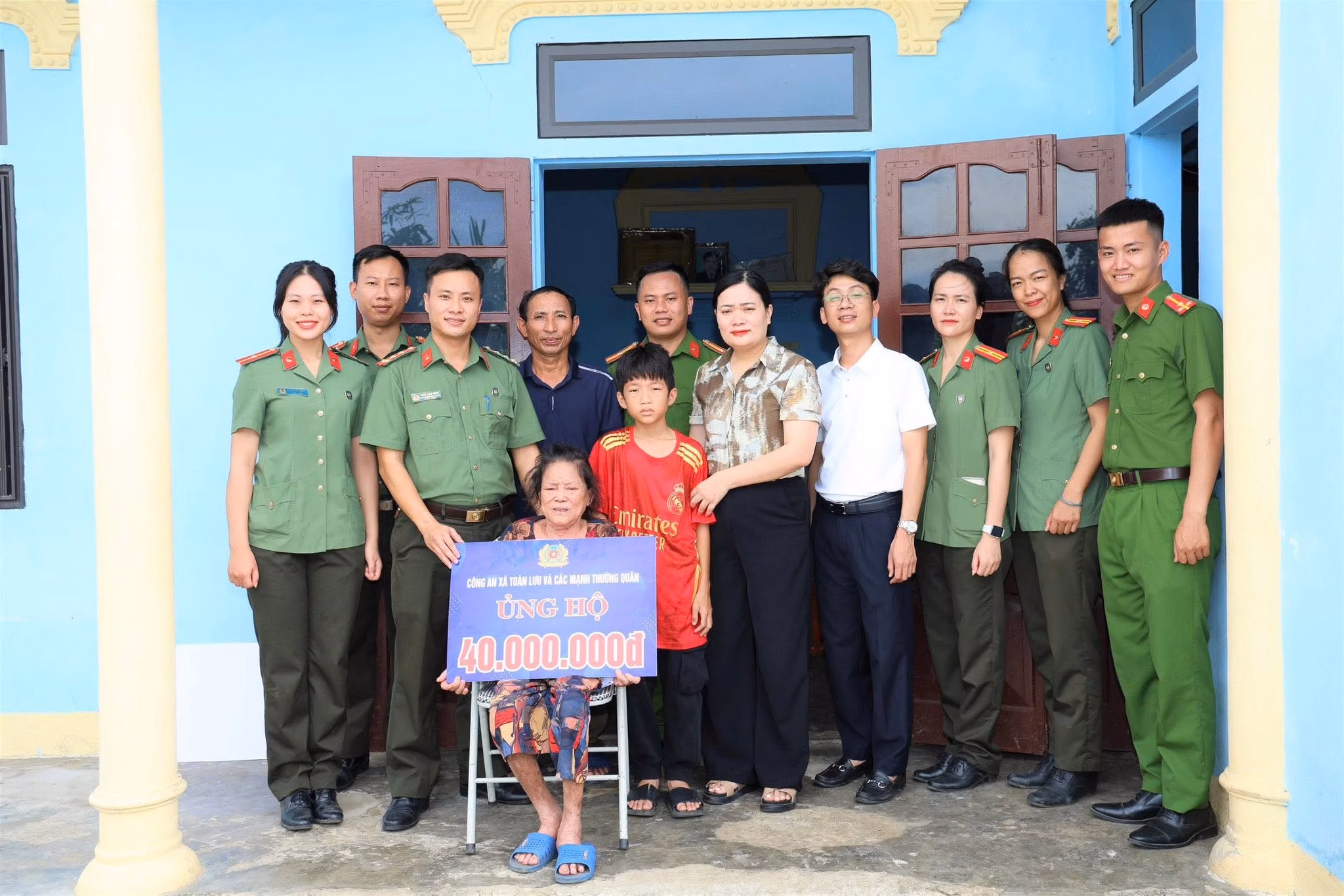 Công an xã Toàn Lưu trao 4 suất quà trị giá 55 triệu đồng giúp đỡ trẻ em có hoàn cảnh đặc biệt khó khăn 