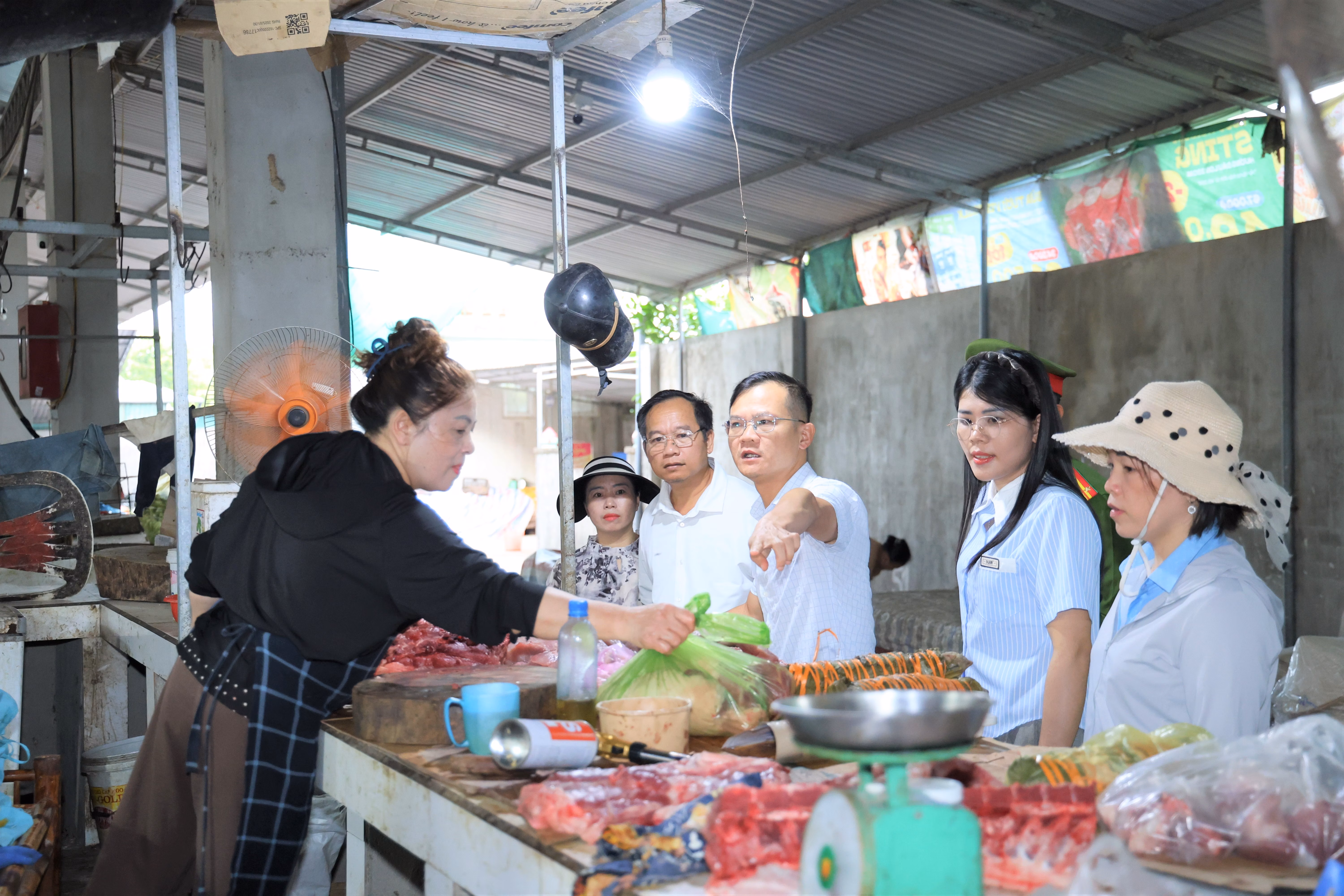 Xã Toàn Lưu kiểm tra hoạt động kinh doanh sản phẩm động vật trên địa bàn 