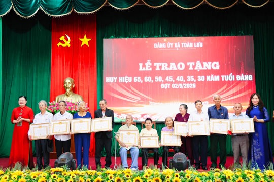 Xã Toàn Lưu trao huy hiệu Đảng cho 75 đảng viên dịp 81 năm Quốc khánh 2/9