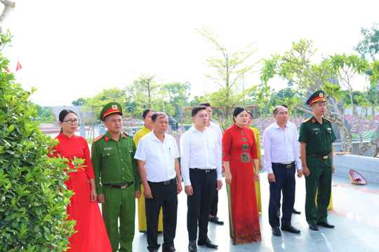 Đoàn cán bộ, lãnh đạo xã Toàn Lưu dâng hương địa chỉ đỏ nhân kỷ niệm 79 năm ngày thương binh liệt sĩ 