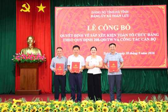 Toàn Lưu công bố Quyết định về sắp xếp, kiện toàn tổ chức Đảng 