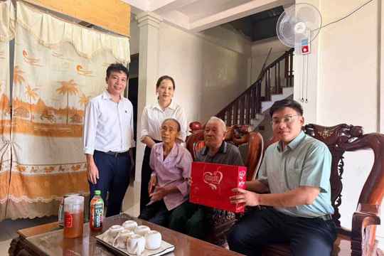 Phó Bí thư thường trực Đảng ủy Thái Văn Thành tặng quà người có công với cách mạng 