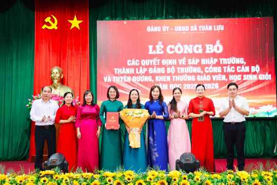 Toàn Lưu công bố các Quyết định sáp nhập trường học và tuyên dương giáo viên, học sinh giỏi năm học 2025 – 2026 
