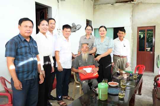 Bí thư Đảng ủy xã Toàn Lưu tặng quà gia đình chính sách, người có công với cách mạng 