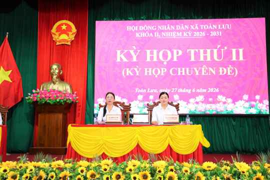 Biểu quyết thông qua Nghị quyết sắp xếp thôn tại Kỳ họp thứ II HĐND xã Toàn Lưu 