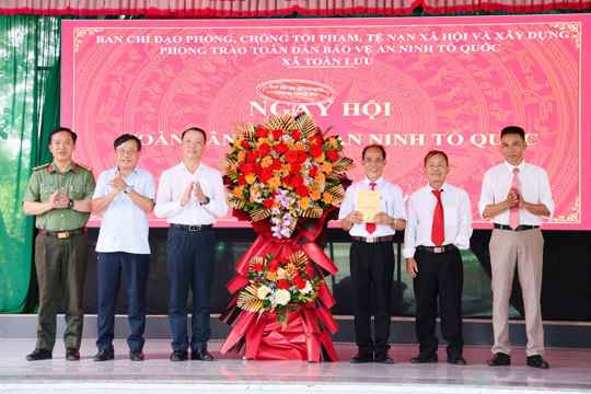 Chủ tịch UBND tỉnh chung vui ngày hội “ Toàn dân bảo vệ an ninh tổ quốc” ở xã Toàn Lưu
