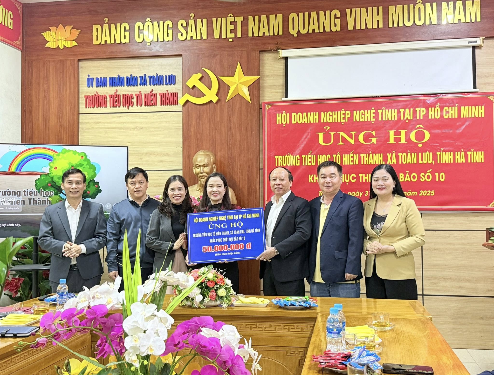 UBND xã Toàn Lưu tổ chức lễ tiếp nhận quà tặng của Hội Doanh nghiệp Nghệ Tĩnh tại Thành phố Hồ Chí Minh