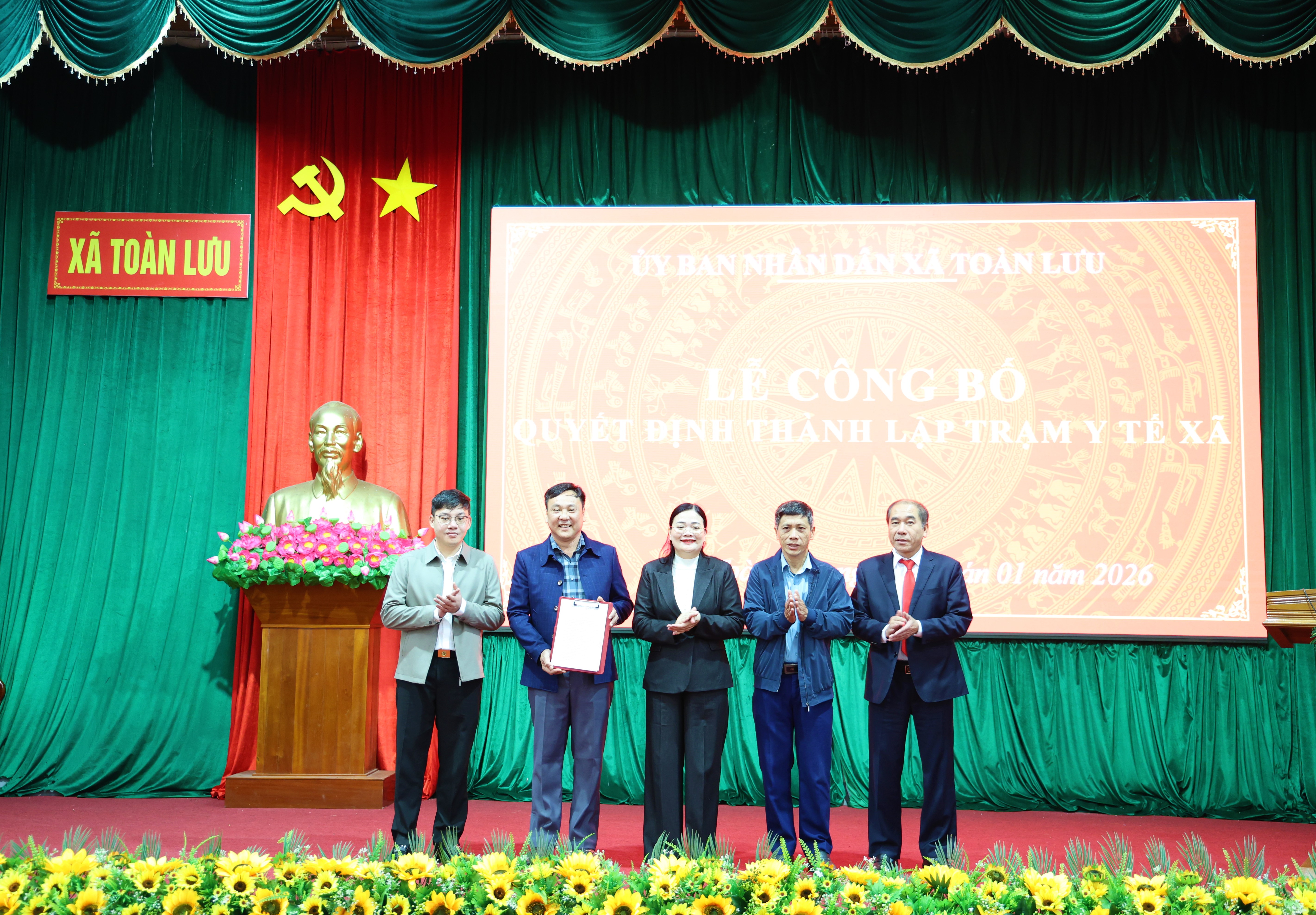 Công bố Quyết định thành lập trạm Y tế xã Toàn Lưu 